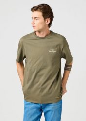 MESKA KOSZULKA WRANGLER GRAPHIC TEE DUSTY OLIVE 112362368. Zielone t-shirty męskie Wrangler, m, bez wzorów, bez kołnierzyka. Za 79.99 zł.