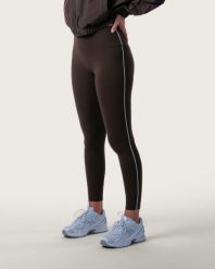 Damskie legginsy z wysokim stanem i kontrastowym lampasem na siłownię – brązowy. Brązowe legginsy sportowe damskie AESTHETIC WOLF, l, bez wzorów, z dzianiny, z podwyższonym stanem, długie, do biegania. Za 239.99 zł.