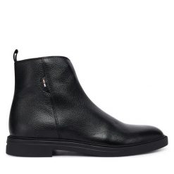 Botki BOSS. Czarne botki męskie Boss, bez wzorów, bez zapięcia. Za 889.99 zł.