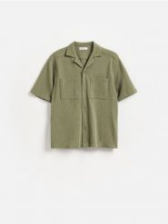 Koszula boxy fit z krótkim rękawem - jasnozielony. Zielone koszule męskie Reserved, l, bez wzorów, z bawełny, bez kołnierzyka, bez ramiączek. Za 119.99 zł.