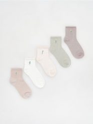 Bawełniane szorty z kieszeniami - kremowy. Białe szorty damskie Sinsay, l, bez wzorów, z bawełny. Za 29.99 zł.