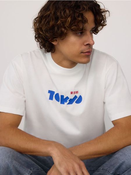 T-shirt boxy z nadrukiem - biały. Białe t-shirty męskie Reserved, l, bez wzorów, z dzianiny, bez kołnierzyka. W wyprzedaży za 39.99 zł.