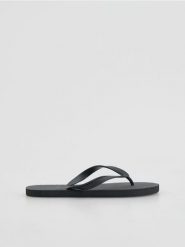 Klapki typu japonki - czarny. Czarne klapki męskie Reserved. Za 39.99 zł.