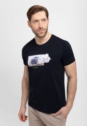 T-shirt z samochodem rajdowym T-DUST. Niebieskie t-shirty męskie Volcano, l, bez wzorów, z bawełny, klasyczne, bez kołnierzyka. Za 59.99 zł.