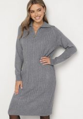 Szara Sukienka z Bawełną i Wełną z Kołnierzykiem na Suwak Tereithra. Szare sukienki damskie Born2be, na co dzień, bez wzorów, z bawełny, eleganckie, bez kołnierzyka, bez ramiączek, midi, proste. Za 74.99 zł.