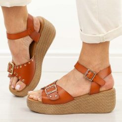 Brązowe sandały damskie na koturnie Sergio Leone Sk067H. Brązowe sandały damskie Sergio Leone, bez wzorów, z jeansu, bez obcasa, na koturnie, bez zapięcia. Za 139.00 zł.