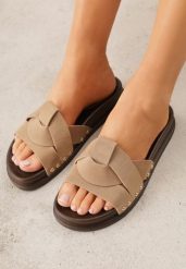 Ciemnobeżowe Klapki z Przeplatanymi Paskami i Nitami przy Podeszwie Marivyn. Brązowe klapki damskie Born2be, bez wzorów, eleganckie, bez obcasa, na płaskiej podeszwie. Za 79.99 zł.