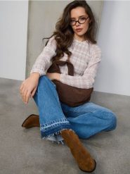 Botki z imitacji zamszu na słupku - brązowy. Brązowe botki damskie Sinsay, bez obcasa, na słupku, bez zapięcia. Za 99.99 zł.