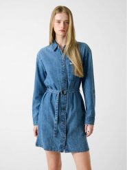 Guess Jeans Sukienka jeansowa W6RK26 D5M81 Niebieski Regular Fit. Niebieskie sukienki damskie Guess Jeans, m, z aplikacjami, z bawełny, bez kołnierzyka, bez ramiączek. Za 429.99 zł.