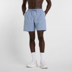 Spodenki męskie New Balance MS41232DUS – niebieskie. Niebieskie krótkie spodenki sportowe męskie New Balance, m, bez wzorów, z materiału, na fitness i siłownię. Za 119.99 zł.