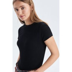 Prążkowana bluzka z krótkim rękawem - Czarny. Bluzki damskie marki Cropp. Za 29.99 zł.