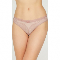Triumph - Stringi. Stringi damskie Triumph. W wyprzedaży za 49.90 zł.