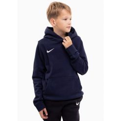 Bluza sportowa chłopięca Nike Junior Park Therma Fall. Białe bluzy dla chłopców Nike, bez wzorów, bez ramiączek, z kapturem. Za 199.99 zł.