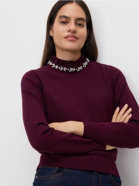 Sweter z ozdobną aplikacją - ciemnofioletowy. Fioletowe swetry damskie Reserved, l, z aplikacjami, z dzianiny, bez kołnierzyka, bez ramiączek, bez kaptura. Za 129.99 zł.