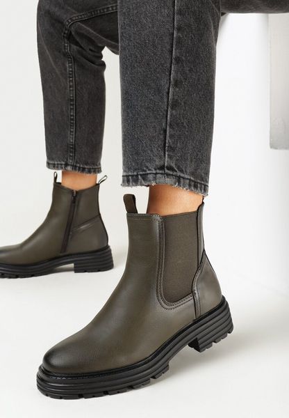 Zielone Botki na Płaskiej Podeszwie z Gumą na Cholewce Risunna. Zielone botki damskie Born2be, z gumy, bez obcasa, na płaskiej podeszwie, bez zapięcia. Za 79.99 zł.