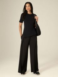 4F Spodnie dresowe z szerokimi nogawkami damskie - czarne M. Czarne spodnie dresowe damskie 4f, m, bez wzorów, z dresówki. Za 159.99 zł.