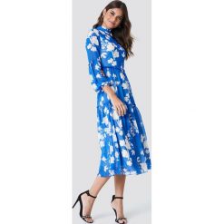 Trendyol Sukienka maxi z paskiem Volcano - Blue. Sukienki damskie Trendyol, z dekoltem na plecach, z długim rękawem. Za 181.95 zł.