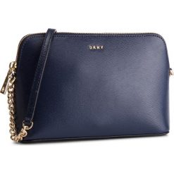 Torebka DKNY - Bryant Dome Cbody R83E3655 Navy NVY. Niebieskie listonoszki damskie DKNY, ze skóry. Za 719.00 zł.