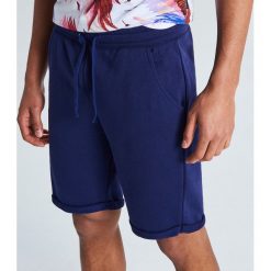Dresowe szorty basic - Fioletowy. Fioletowe szorty męskie marki Cropp, bez wzorów, z dresówki. Za 39.99 zł.