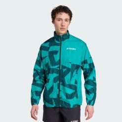Wiatrówka Terrex Multi Printed. Niebieskie kurtki sportowe męskie Adidas, m, bez wzorów, z materiału, do biegania. W wyprzedaży za 285.35 zł.