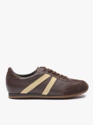 Brązowe półbuty sportowe z jasnożółtym paskiem. Brązowe obuwie sportowe damskie Ryłko, bez wzorów, ze skóry, sportowe, z okrągłym noskiem, bez obcasa, na płaskiej podeszwie, bez zapięcia. Za 449.99 zł.