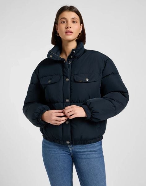 DAMSKA KURTKA LEE RIDER PUFFER JACKET BLACK 112370872. Czarne kurtki damskie Lee, na zimę, s, bez wzorów, bez kaptura. Za 399.99 zł.