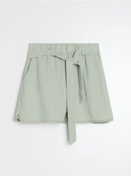 Szorty z paskiem z domieszką wiskozy - niebieski. Niebieskie szorty damskie Sinsay, l, bez wzorów, z wiskozy. Za 39.99 zł.