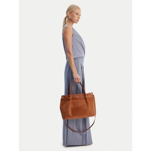 Torebka Armani Exchange. Brązowe torebki do ręki damskie Armani Exchange, bez wzorów, klasyczne, bez dodatków. Za 544.99 zł.