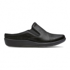 Klapki w kolorze czarnym. Czarne klapki damskie Clarks. W wyprzedaży za 189.95 zł.
