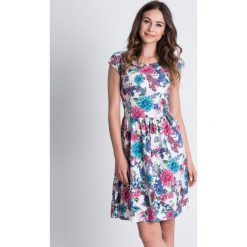 Rozkloszowana sukienka w kwiaty BIALCON. Białe sukienki damskie BIALCON, na lato, w kwiaty, z zamszu, z kopertowym dekoltem, z krótkim rękawem. Za 279.00 zł.