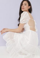 Biała Sukienka Ozdobiona Bufkami Ipharei. Białe sukienki damskie Born2be, l, z aplikacjami, z tkaniny, eleganckie, bez kołnierzyka, bez ramiączek, midi. Za 149.99 zł.