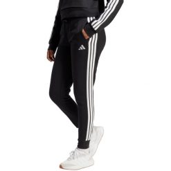 Spodnie damskie adidas Essentials 3-Stripes Fleece Slim. Białe spodnie dresowe damskie Adidas, xl, bez wzorów, z bawełny. Za 241.50 zł.
