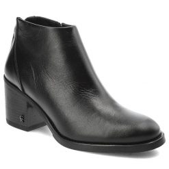 Czarne Botki Carinii Eleganckie Obuwie Damskie. Czarne botki damskie Carinii, na wiosnę, ze skóry ekologicznej, eleganckie, bez obcasa, bez zapięcia. Za 549.00 zł.