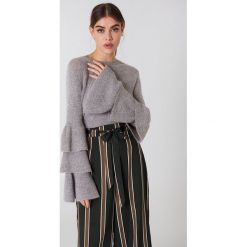 NA-KD Dzianinowy sweter z rękawem z falbanami - Grey. Swetry damskie marki NA-KD. W wyprzedaży za 85.36 zł.