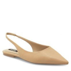 Sandały Nine West. Brązowe klapki damskie Nine West, bez wzorów, bez obcasa, na płaskiej podeszwie, bez zapięcia. Za 125.99 zł.