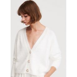 Pluszowy sweter - Biały. Białe swetry damskie Reserved, l, bez wzorów, bez kołnierzyka, bez ramiączek, bez kaptura. Za 119.99 zł.