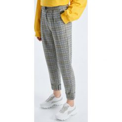 Spodnie chino w kratę - Szary. Spodnie materiałowe damskie marki Cropp. Za 89.99 zł.