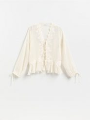 Bluzka z haftowanym zdobieniem - złamana biel. Bluzki damskie Reserved, l, z aplikacjami, z tkaniny, bez kołnierzyka, bez ramiączek. Za 139.99 zł.