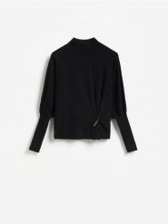 Sweter z ozdobnym detalem - czarny. Czarne swetry damskie Reserved, l, bez wzorów, z dzianiny, bez kołnierzyka, bez ramiączek, bez kaptura. Za 129.99 zł.
