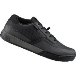 Buty do jazdy terenowej GF600, czarne. Czarne buty sportowe męskie Shimano, z gumy, bez zapięcia, rowerowe. W wyprzedaży za 650.70 zł.