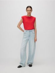 T-shirt z poduszkami na ramionach - czerwony. Czerwone t-shirty damskie Reserved, l, bez wzorów, z bawełny, bez kołnierzyka. W wyprzedaży za 39.99 zł.