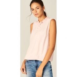 Top z gustowną stójką - Różowy. Bluzki damskie marki Mohito, eleganckie, ze stójką. W wyprzedaży za 59.99 zł.