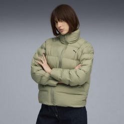 Damska kurtka Mono PUMA Lux Army Green. Zielone kurtki sportowe damskie Puma, bez wzorów, z materiału, bez kaptura, do biegania. Za 599.00 zł.