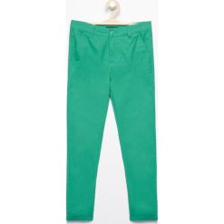 Spodnie chino - Zielony. Spodenki niemowlęce marki Reserved. W wyprzedaży za 29.99 zł.