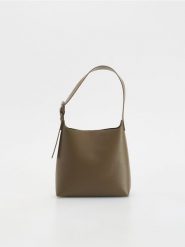 Torebka hobo z klamrą - brązowy. Brązowe torebki do ręki damskie Reserved, bez wzorów, ze skóry, bez dodatków. W wyprzedaży za 49.99 zł.