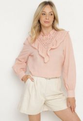Różowa Bawełniana Bluzka z Ażurowym Haftem i Falbaną Przy Dekolcie Neveine. Czerwone bluzki damskie Born2be, na lato, m, w ażurowe wzory, z bawełny, boho, bez kołnierzyka, bez ramiączek. Za 44.99 zł.