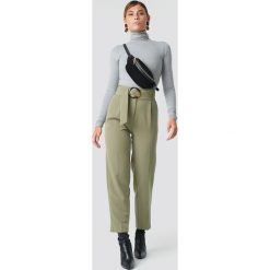 NA-KD Classic Spodnie Asymmetric Belted Suit - Green. Spodnie materiałowe damskie marki NA-KD Classic. Za 202.95 zł.