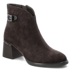 Botki damskie D&A o eleganckim fasonie z zamszową cholewką ozdobną klamrą i stabilnym obcasem typu słupek ciemnobrązowe, CR62-3190 Chocolate. Brązowe kozaki damskie S.BARSKI, z zamszu, bez obcasa, na słupku. Za 479.00 zł.
