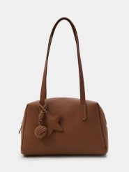 Mała torebka na ramię z imitacji skóry z brelokiem - brązowy. Brązowe torby na ramię damskie Sinsay, bez wzorów, ze skóry, małe, bez dodatków. Za 49.99 zł.