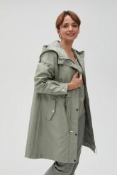 Parka z katurem oliwkowa. Zielone kurtki damskie MOODO, bez wzorów, z poliesteru, bez kaptura. W wyprzedaży za 179.99 zł.